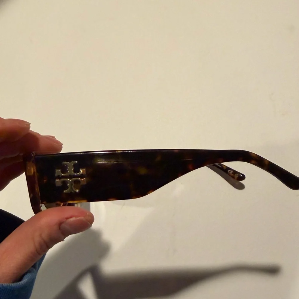 Tory Burch tortoise sunglasses EUC - Picture 2 of 3